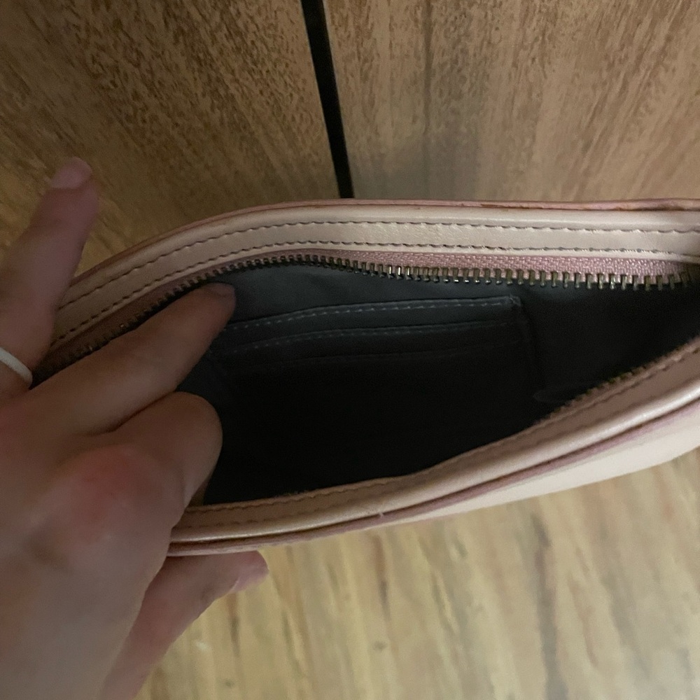 Fossil Light Pink Crossbody Bag with zipper closure - Picture 10 of 11